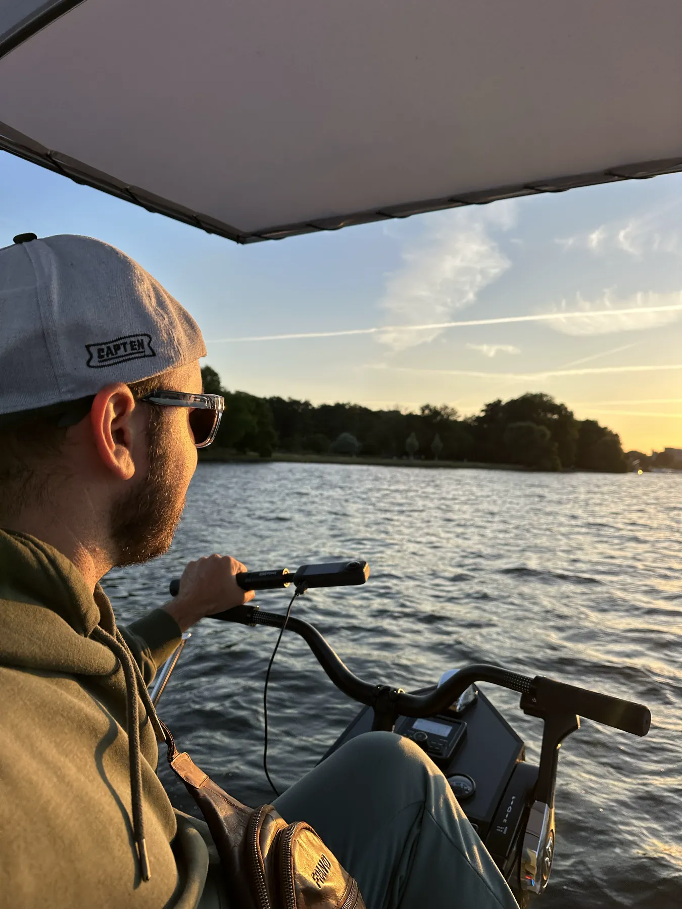 Ruban Marine Katamaran im Abendlicht