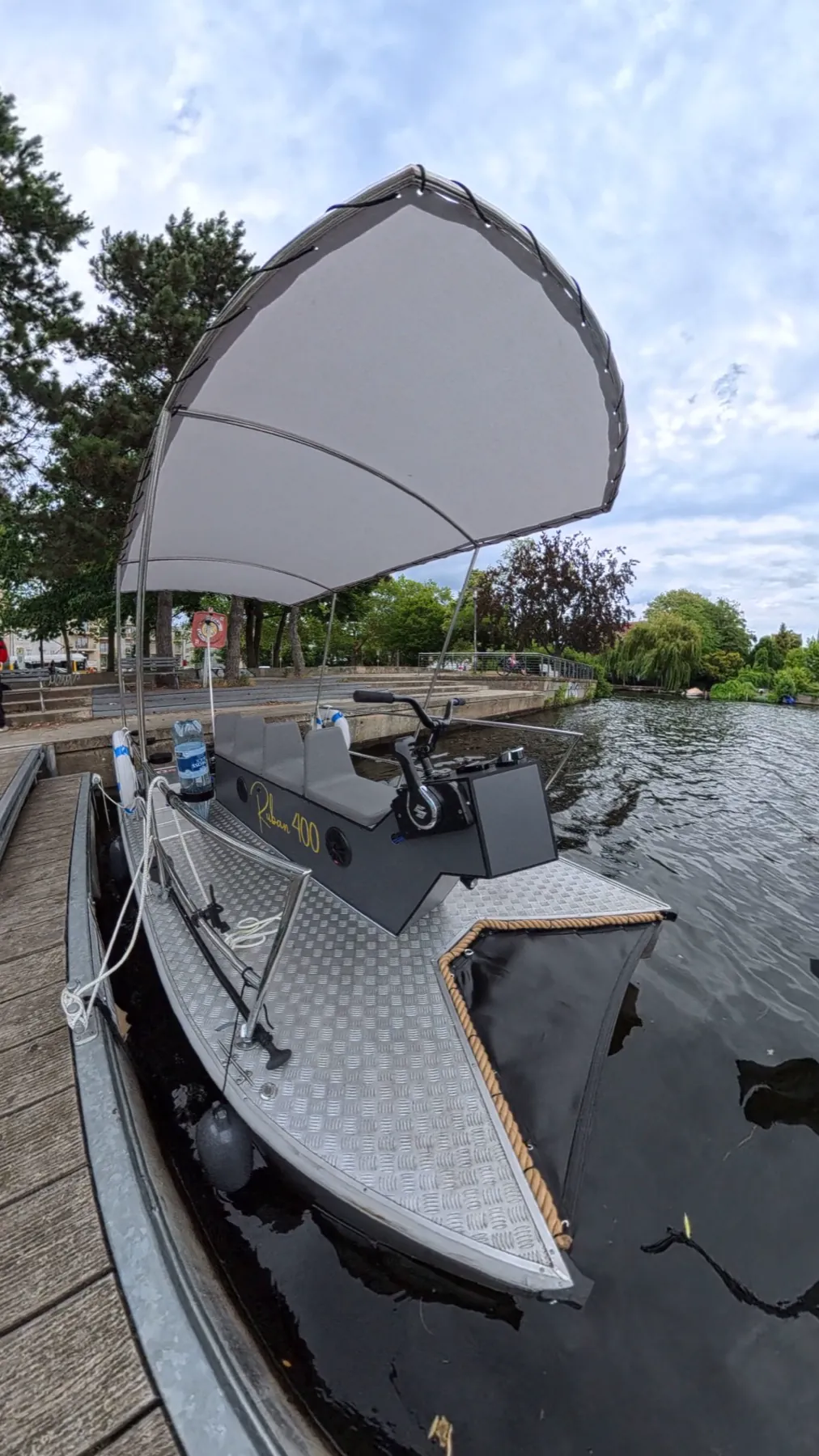 Ruban Marine Katamaran mit geöffnetem Sonnendach